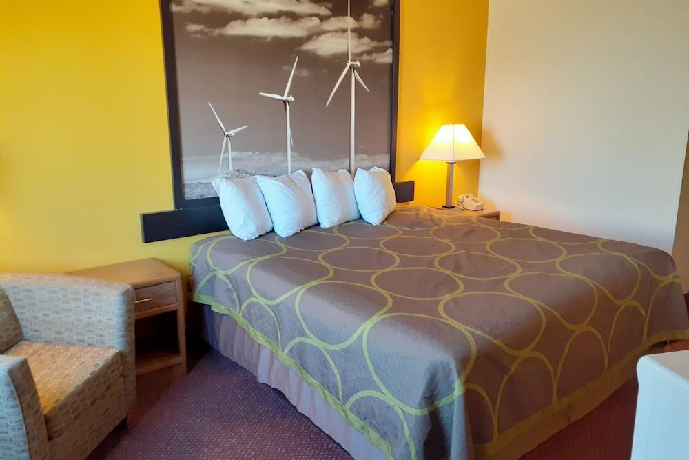 Super 8 By Wyndham Pratt Hotell Eksteriør bilde