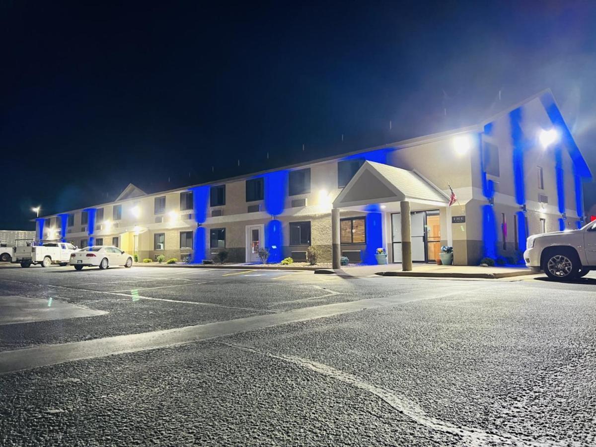 Super 8 By Wyndham Pratt Hotell Eksteriør bilde