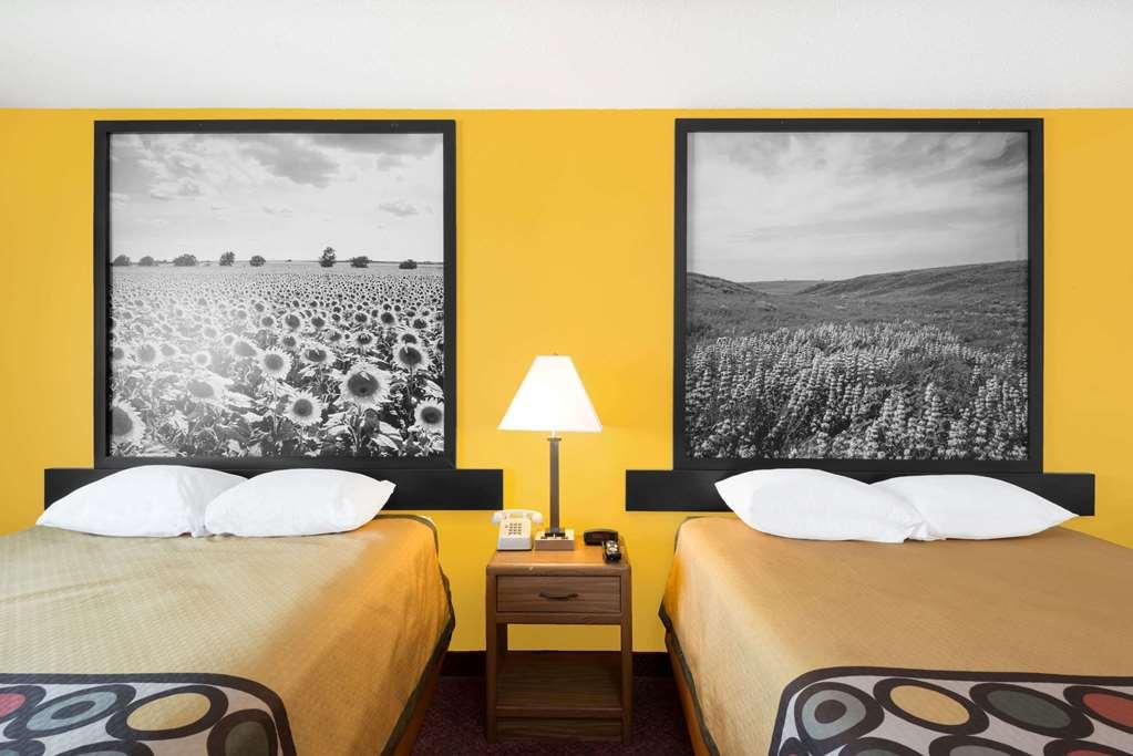 Super 8 By Wyndham Pratt Hotell Rom bilde