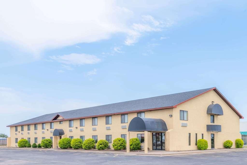Super 8 By Wyndham Pratt Hotell Eksteriør bilde