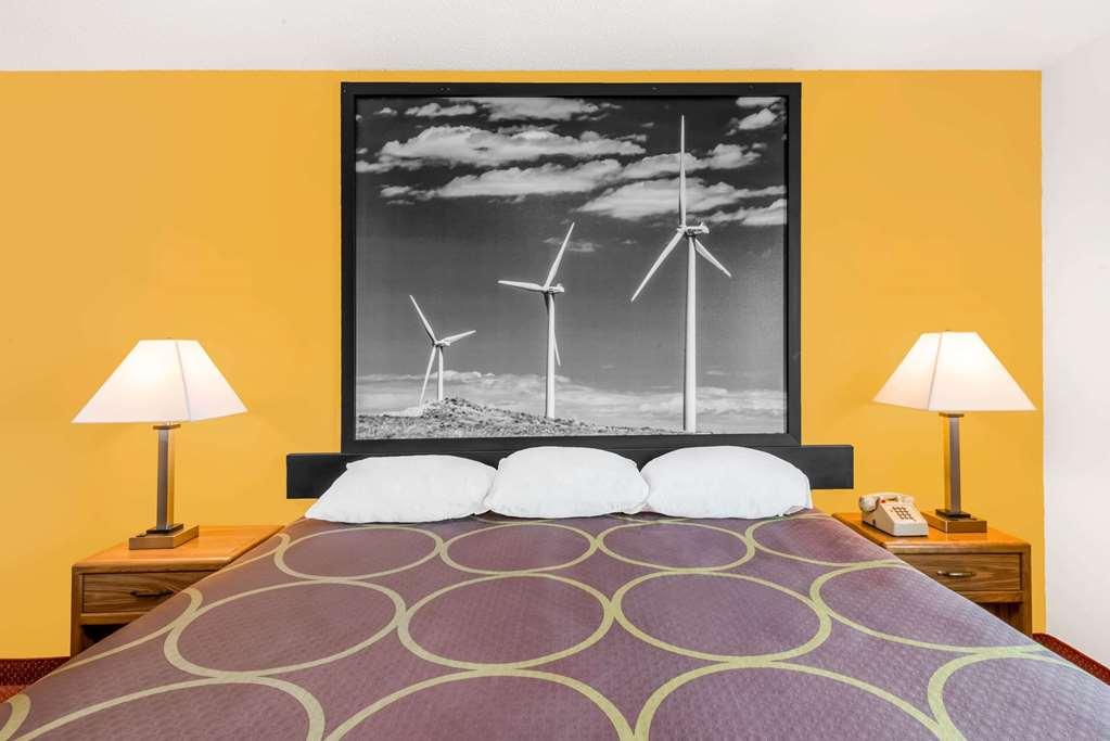 Super 8 By Wyndham Pratt Hotell Rom bilde