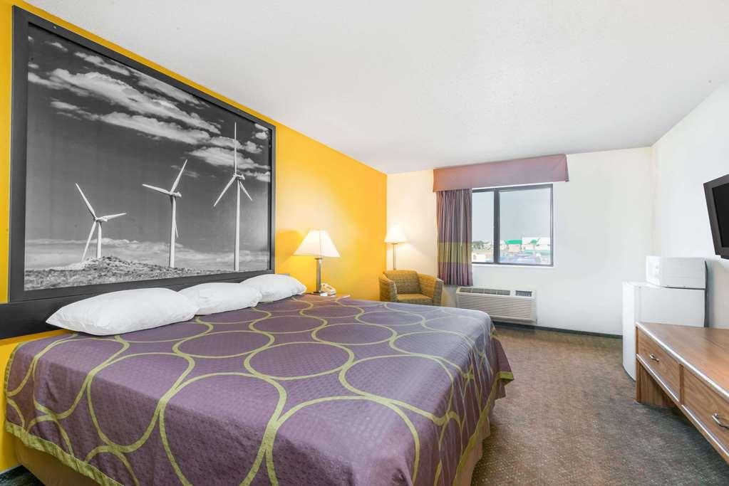 Super 8 By Wyndham Pratt Hotell Rom bilde