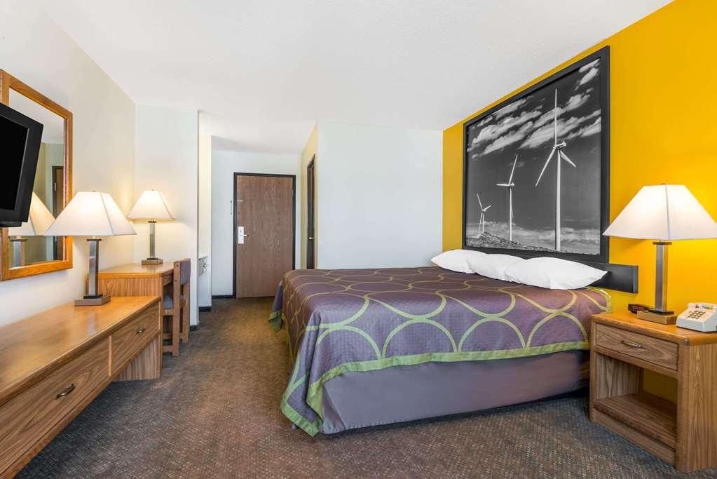 Super 8 By Wyndham Pratt Hotell Rom bilde