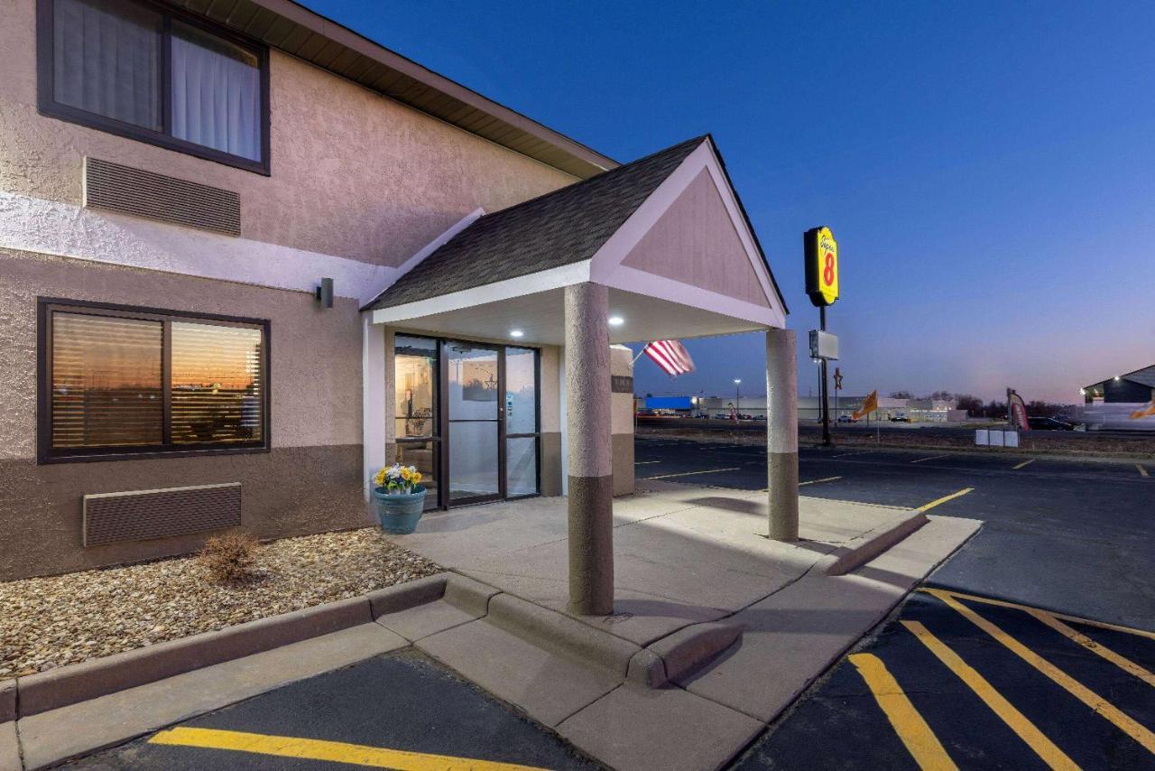 Super 8 By Wyndham Pratt Hotell Eksteriør bilde