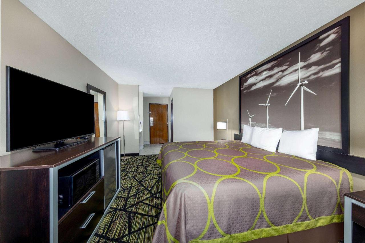 Super 8 By Wyndham Pratt Hotell Eksteriør bilde