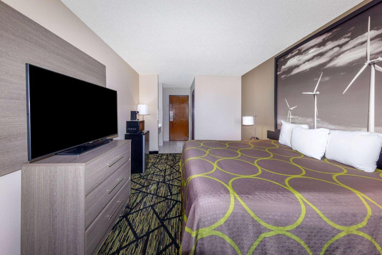 Super 8 By Wyndham Pratt Hotell Eksteriør bilde
