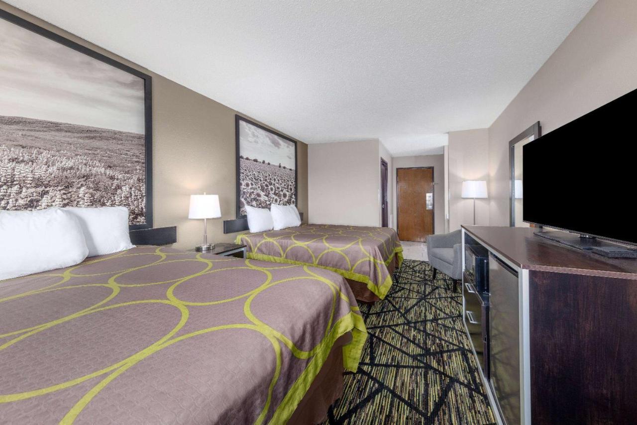 Super 8 By Wyndham Pratt Hotell Eksteriør bilde