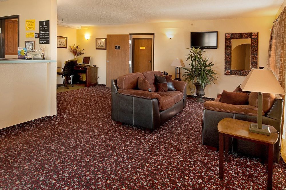 Super 8 By Wyndham Pratt Hotell Eksteriør bilde