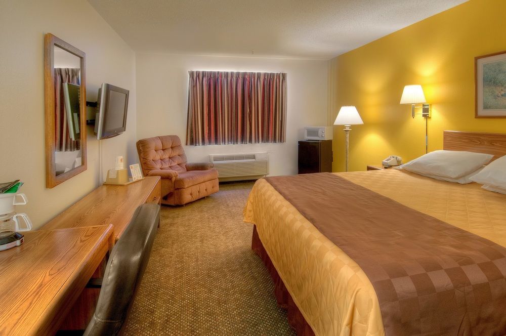 Super 8 By Wyndham Pratt Hotell Eksteriør bilde