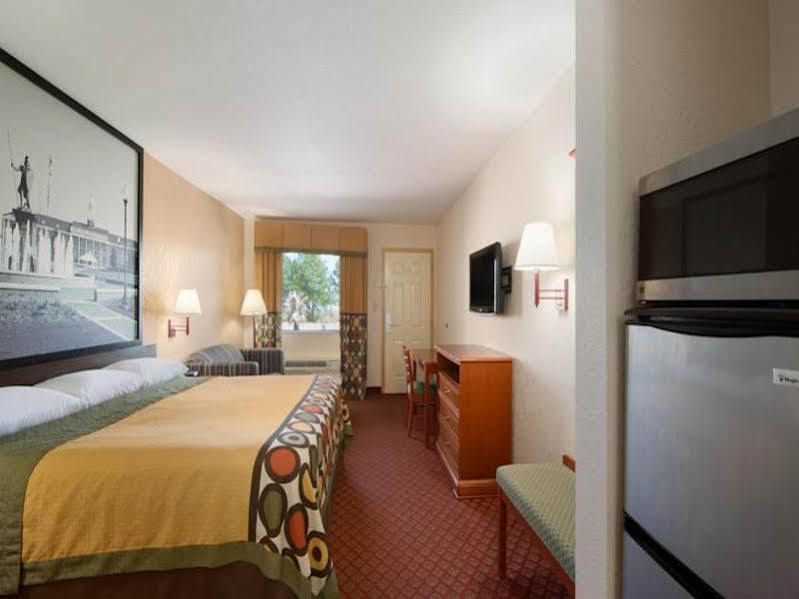 Super 8 By Wyndham Pratt Hotell Eksteriør bilde
